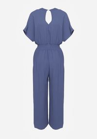 Renee - Granatowy Taliowany Kombinezon z Wiskozy Zapinany na Guziki Frisea. Kolor: niebieski. Materiał: wiskoza #5