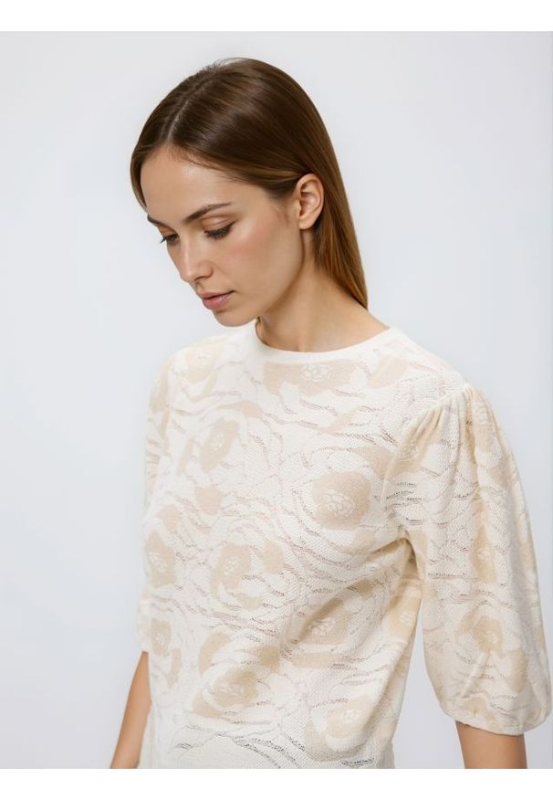 Reserved - Bluzka z ozdobnym wzorem - kremowy. Kolor: kremowy. Materiał: dzianina, wiskoza. Styl: klasyczny