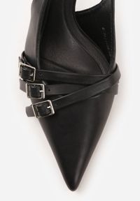 Born2be - Czarne Czółenka ze Szpiczastym Noskiem na Obcasie Typu Kaczuszka Ozdobione Klamrami Asinelle. Okazja: na spotkanie biznesowe. Nosek buta: szpiczasty. Zapięcie: klamry. Kolor: czarny. Wzór: aplikacja. Obcas: na obcasie. Styl: biznesowy, elegancki. Wysokość obcasa: średni #2