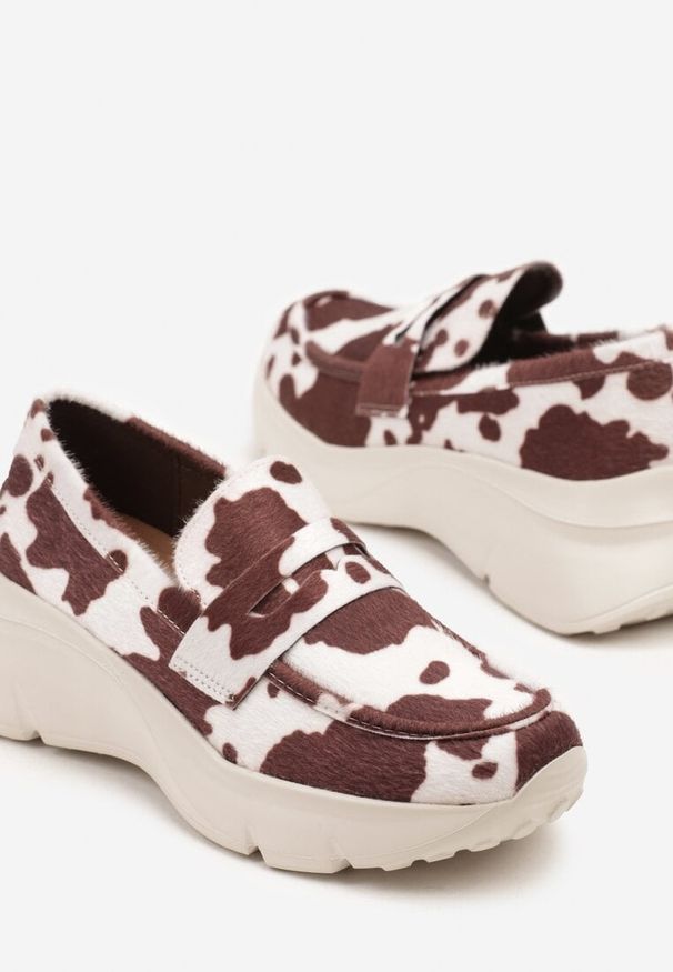 Renee - Brązowe Półbuty na Tłoczonej Platformie Eraviella. Okazja: na co dzień. Kolor: brązowy. Materiał: jeans. Obcas: na platformie. Styl: elegancki, casual. Wysokość obcasa: średni