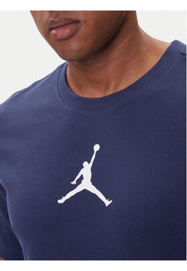 Nike T-Shirt CW5190 410 Granatowy Regular Fit. Kolor: niebieski. Materiał: bawełna