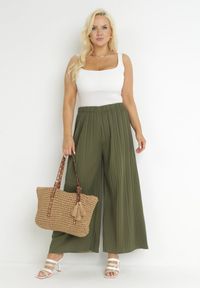 Born2be - Ciemnozielone Szerokie Spodnie z Plisowanej Tkaniny z Gumką w Pasie Cesele. Kolekcja: plus size. Kolor: zielony. Materiał: tkanina. Styl: elegancki #1