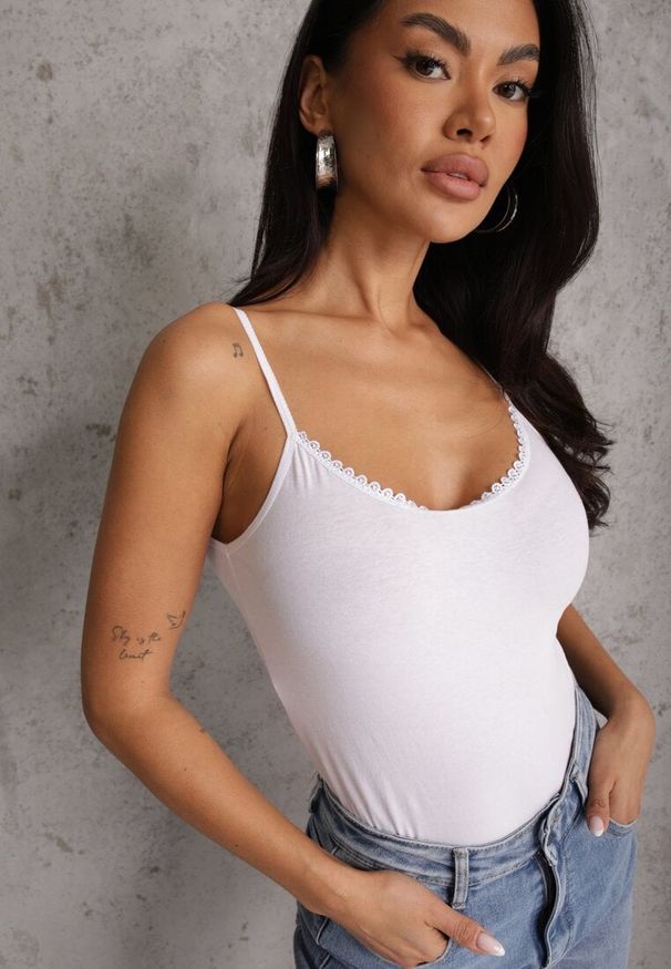Renee - Biały Bawełniany Top Bieliźniany z Koronką przy Dekolcie Berinda. Okazja: na co dzień. Kolor: biały. Materiał: bawełna, koronka. Wzór: koronka. Sezon: lato. Styl: casual