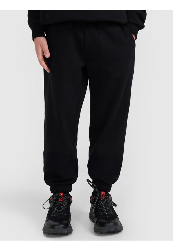 4f - 4F Spodnie dresowe joggery chłopięce - czarne 140 (9-10 lat). Okazja: na co dzień. Kolor: czarny. Materiał: dresówka. Wzór: ze splotem, gładki. Sezon: lato. Styl: casual, sportowy