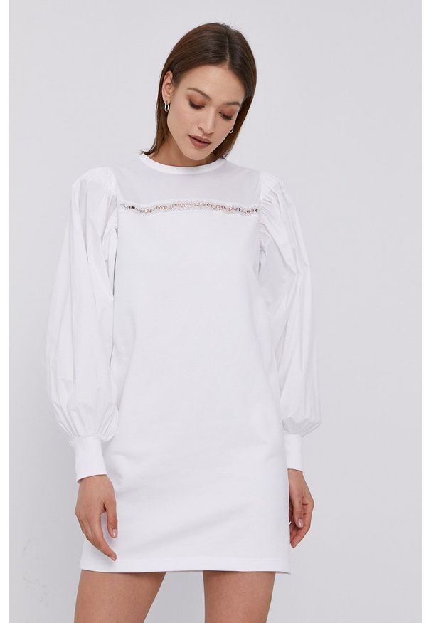 Karl Lagerfeld Sukienka 211W1360 kolor biały mini prosta. Okazja: na co dzień. Kolor: biały. Materiał: tkanina, dzianina. Długość rękawa: długi rękaw. Typ sukienki: proste. Styl: casual. Długość: mini