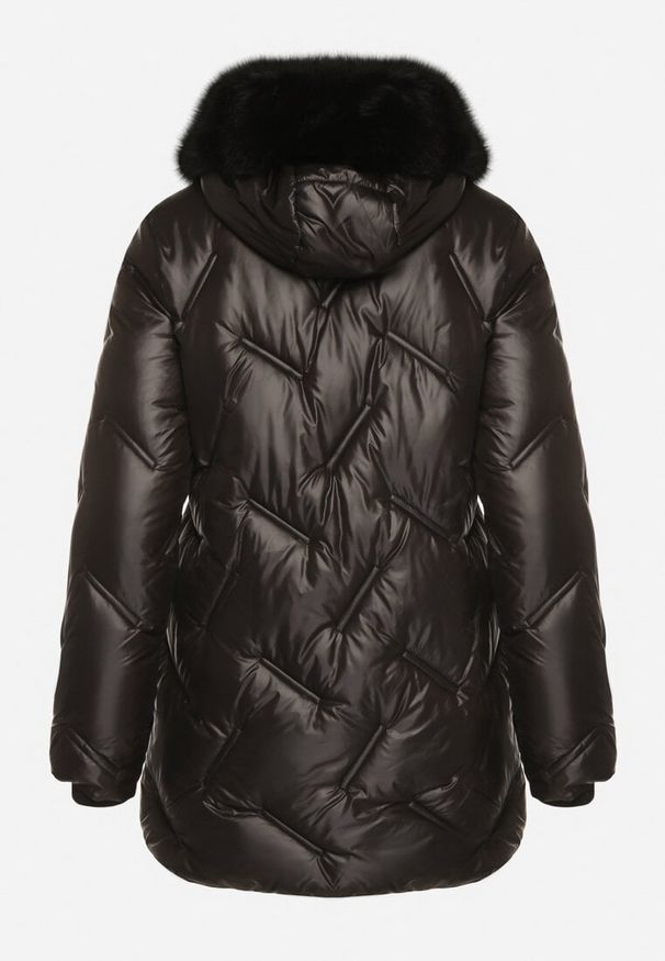 Born2be - Czarna Kurtka z Oryginalnym Pikowaniem i Kapturem z Futerkiem Nallisa. Okazja: na co dzień, do pracy, na spotkanie biznesowe. Kolor: czarny. Materiał: futro. Styl: casual, biznesowy