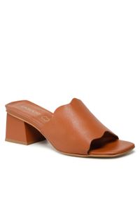 Klapki Lasocki U704 Camel. Kolor: brązowy. Materiał: skóra #1