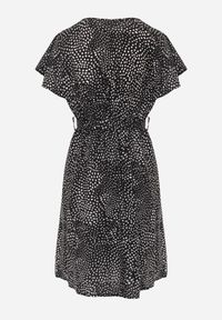 Renee - Czarna Sukienka Oreithonia. Typ kołnierza: dekolt w serek, dekolt kopertowy. Kolor: czarny. Długość rękawa: krótki rękaw. Wzór: nadruk. Typ sukienki: kopertowe, oversize. Długość: mini #6