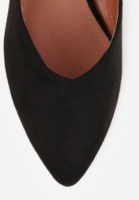 Renee - Czarne Czółenka Vices na Słupku z Imitacji Zamszu z Wkładką ze Skóry Naturalnej z Metaliczną Ozdobą Mixin. Okazja: na spotkanie biznesowe, do pracy. Kolor: czarny. Materiał: zamsz, skóra. Wzór: aplikacja. Obcas: na słupku. Styl: biznesowy, elegancki #7