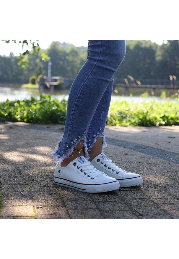 Big-Star - Trampki damskie Big Star, z klasycznym sznurowaniem wzmocnionym noskiem miękką wyściółką oraz gumową podeszwą, białe, II274001. Okazja: na spotkanie biznesowe, na co dzień, do pracy. Kolor: biały. Materiał: materiał, skóra ekologiczna, guma. Szerokość cholewki: normalna. Styl: biznesowy, klasyczny