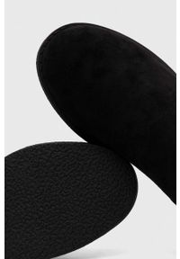 Answear Lab kozaki damskie kolor czarny na płaskim obcasie. Nosek buta: okrągły. Kolor: czarny. Materiał: guma. Szerokość cholewki: normalna. Obcas: na obcasie. Styl: wakacyjny. Wysokość obcasa: niski #3