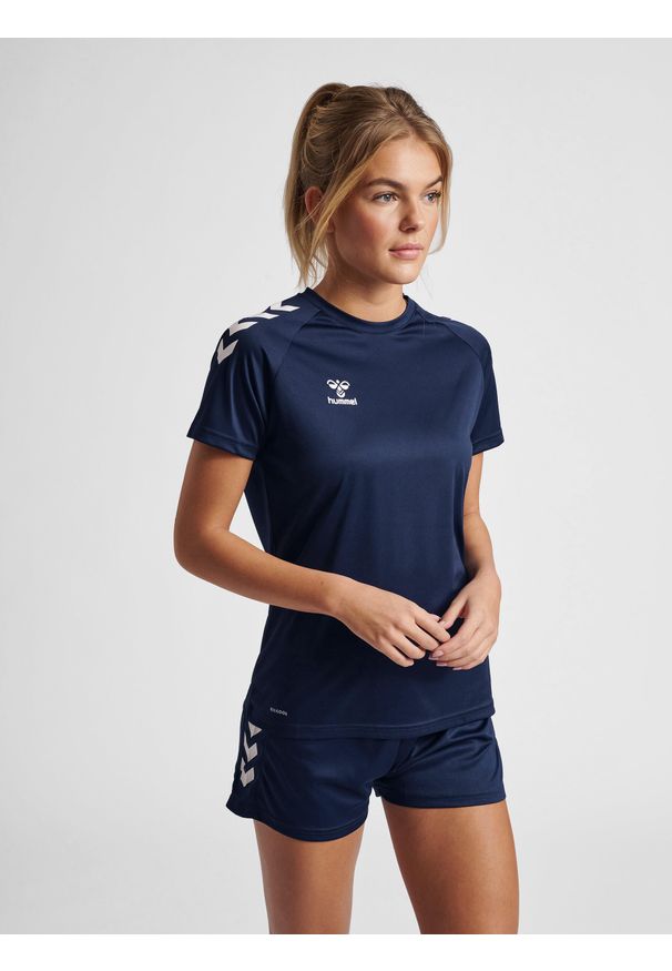 Hummel Core XK Poly T-Shirt S/S Woman. Kolor: niebieski, wielokolorowy, turkusowy. Długość rękawa: krótki rękaw. Długość: krótkie. Sport: fitness