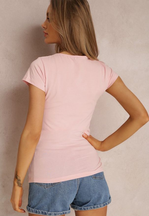 Renee - Jasnoróżowy T-shirt Amarhyse. Okazja: na co dzień. Kolor: różowy. Materiał: bawełna, materiał. Długość rękawa: krótki rękaw. Długość: krótkie. Wzór: aplikacja. Styl: casual