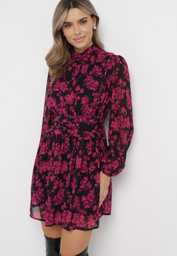 Born2be - Różowa Rozkloszowana Sukienka Mini w Kwiaty Ajozze. Kolor: różowy. Wzór: kwiaty. Długość: mini