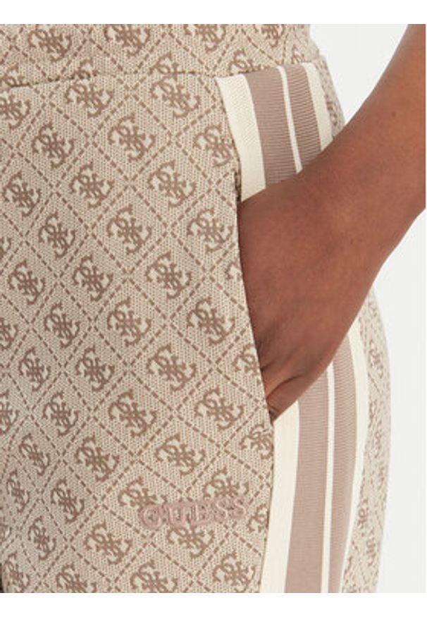 Guess Spodnie dresowe V6GB04 K2955 Beżowy Regular Fit. Kolor: beżowy. Materiał: syntetyk, bawełna