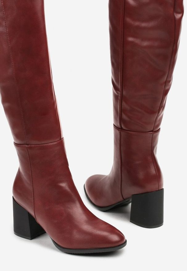 Renee - Bordowe Kozaki Vices na Słupku z Przeszyciami Codvira. Okazja: na co dzień. Kolor: czerwony. Materiał: jeans. Obcas: na słupku. Styl: elegancki, casual, klasyczny, street