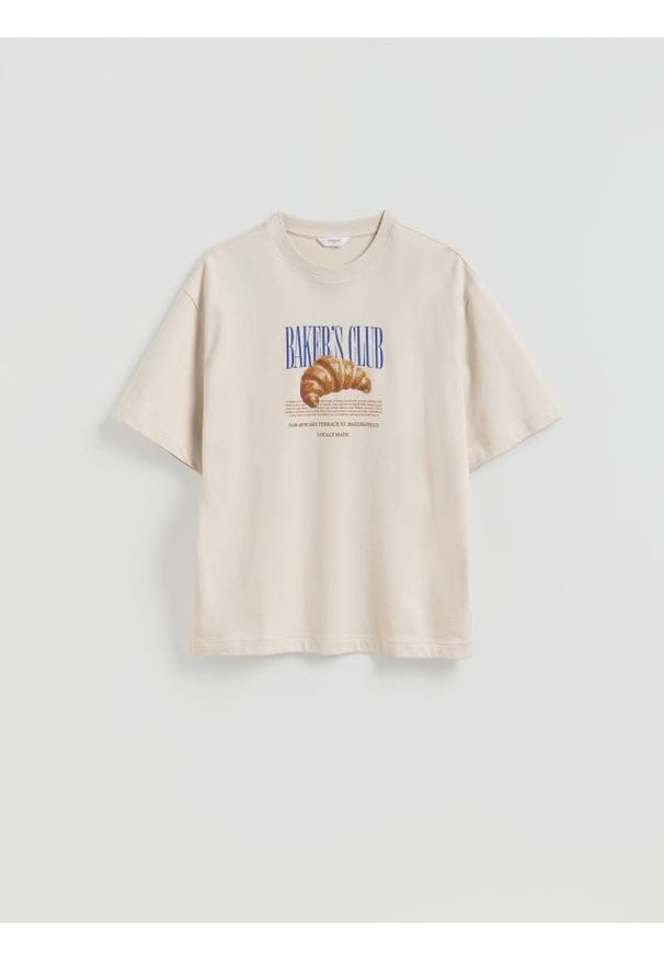Reserved - T-shirt boxy z nadrukiem - beżowy. Kolor: beżowy. Materiał: bawełna, dzianina. Wzór: nadruk