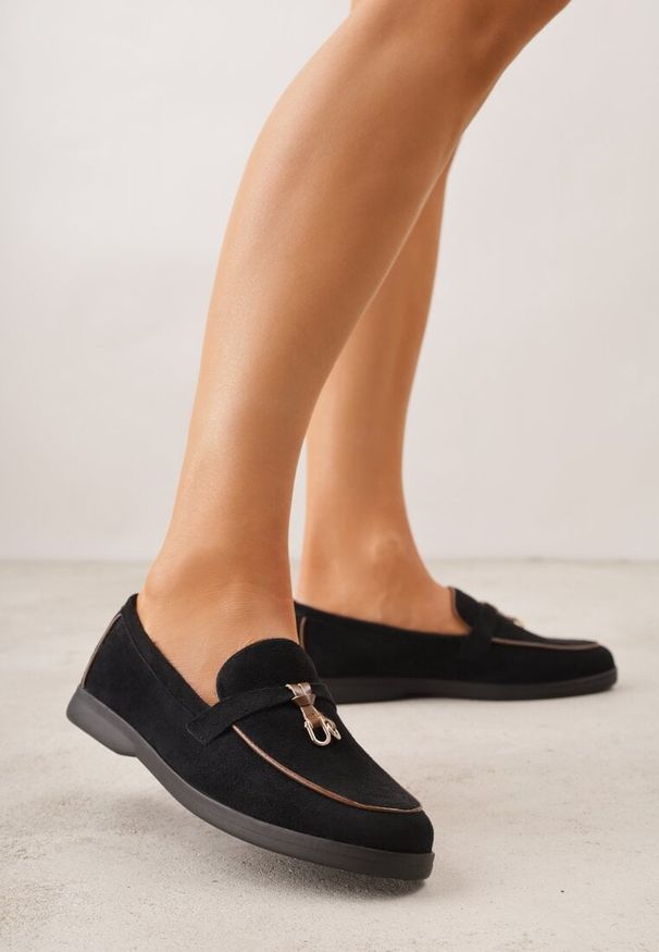 Renee - Czarne Mokasyny z Imitacji Zamszu z Zawieszką na Nosku Theophitos. Okazja: na spacer. Kolor: czarny. Materiał: zamsz. Wzór: grochy. Styl: elegancki, retro