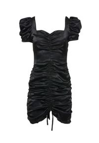 DOLLINA - Czarna marszczona sukienka Mariposa. Kolor: czarny. Materiał: wiskoza, satyna. Wzór: aplikacja #2