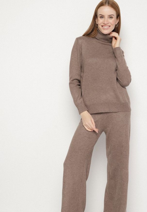 Born2be - Ciemnobeżowy Dzianinowy Komplet z Wełną i Bawełną Spodnie i Sweter z Golfem Errele. Kolor: beżowy. Materiał: bawełna, dzianina, wełna