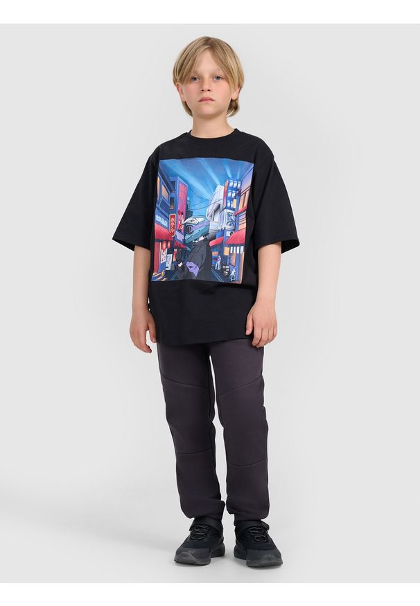 4f - 4F T-shirt oversize z nadrukiem chłopięcy - czarny 152 (11-12 lat). Okazja: na co dzień. Kolor: czarny. Materiał: jersey, materiał, bawełna. Wzór: nadruk. Sezon: lato. Styl: klasyczny, sportowy, casual