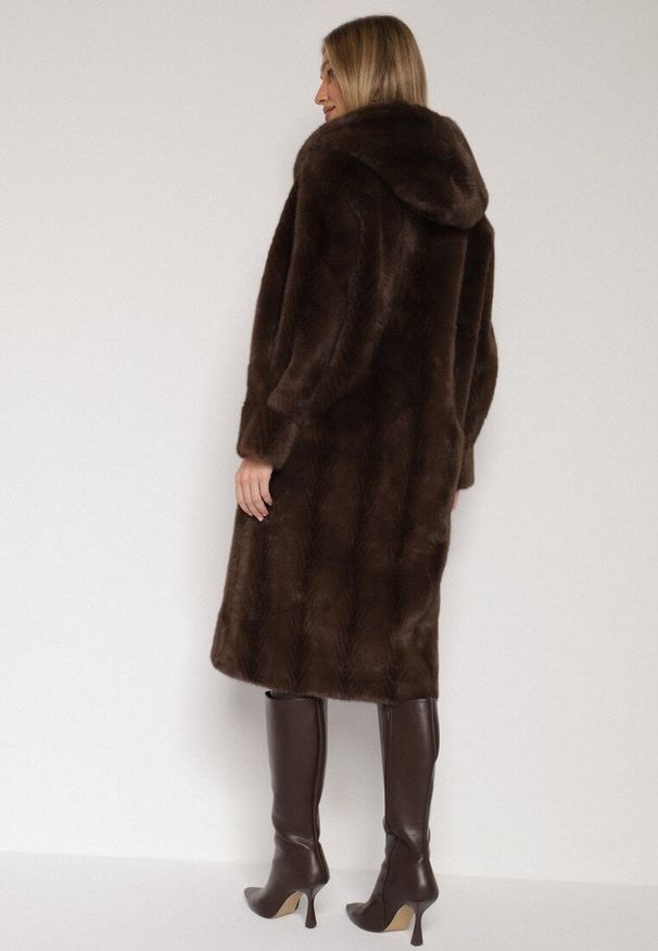 Born2be - Brązowy Płaszcz Futerko w Pionowy Wzór z Kapturem Cahroris. Typ kołnierza: kaptur. Kolor: brązowy. Materiał: futro. Styl: klasyczny, elegancki