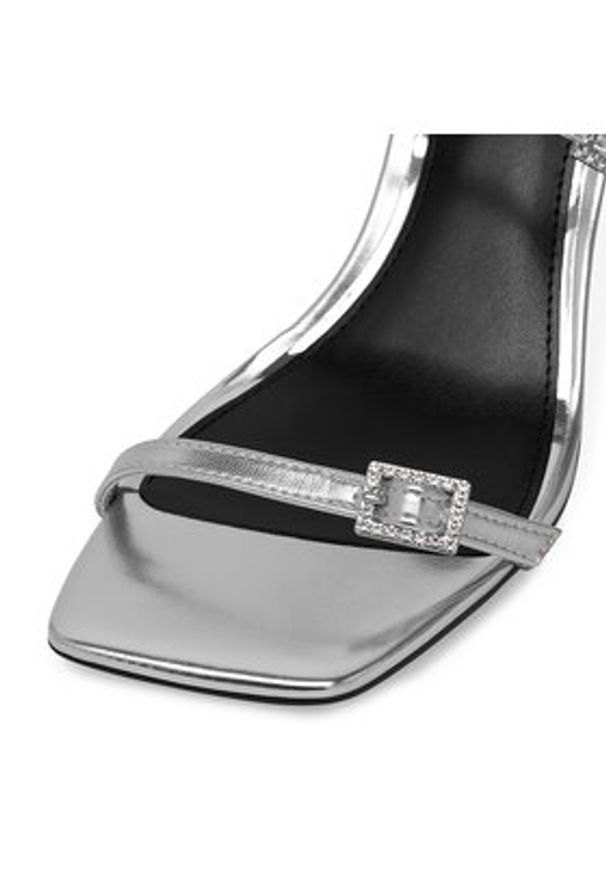 Nine West Klapki ZL23005-1CC Srebrny. Kolor: srebrny. Materiał: skóra