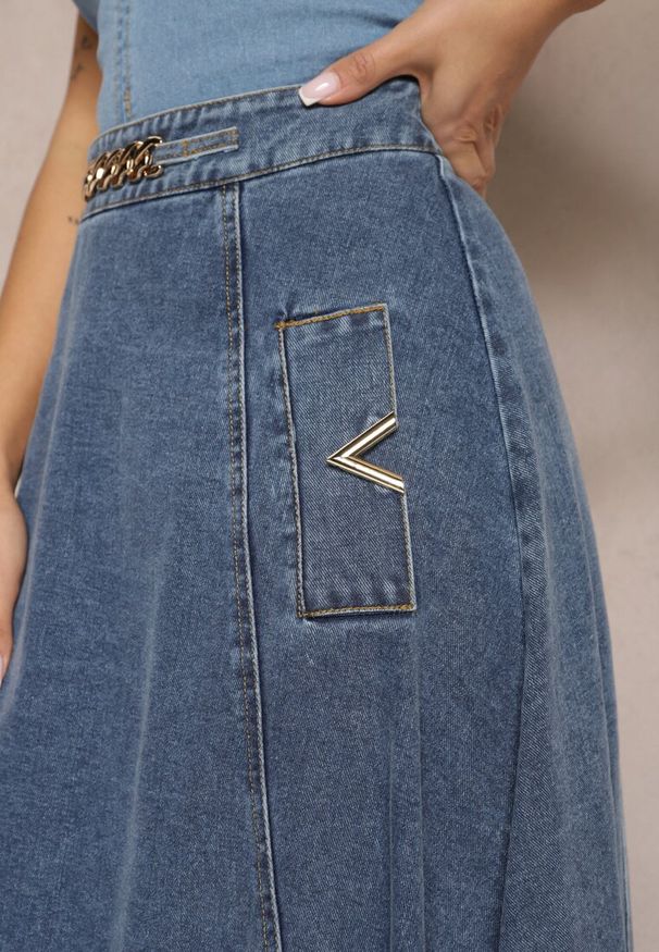 Renee - Granatowa Bawełniana Spódnica Maxi Rozkloszowana z Jeansu z Ozdobnym Łańcuszkiem Viralle. Kolor: niebieski. Materiał: bawełna, jeans. Sezon: lato. Styl: boho, elegancki