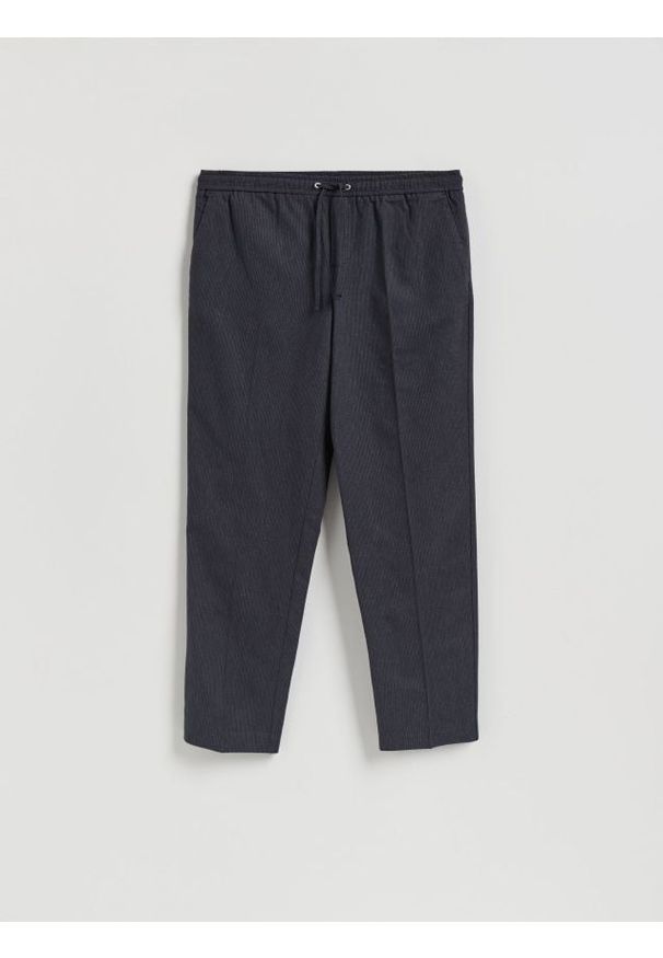 Reserved - Spodnie jogger z dodatkiem lnu - granatowy. Kolor: niebieski. Materiał: len