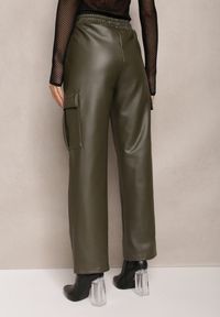 Renee - Ciemnozielone Szerokie Spodnie High Waist Ocieplone w Stylu Cargo z Gumką w Pasie i Kieszeniami na Klapy Vilencja. Stan: podwyższony. Kolor: zielony
