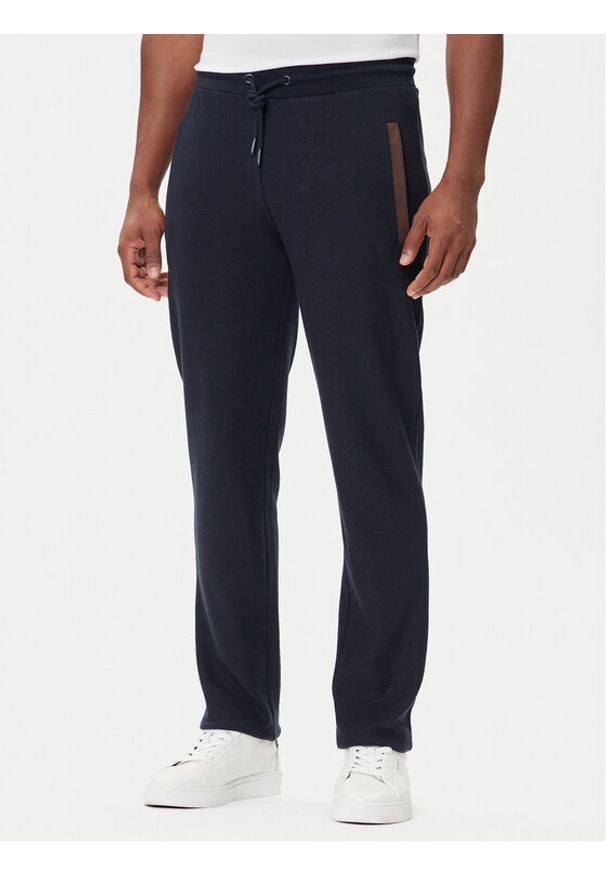 Bugatti Spodnie dresowe 8200-85050D Granatowy Regular Fit. Kolor: niebieski. Materiał: bawełna