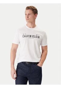 Calvin Klein Jeans T-Shirt Coll Word Graphic LV14RE817G Biały Regular Fit. Kolor: biały. Materiał: bawełna #1