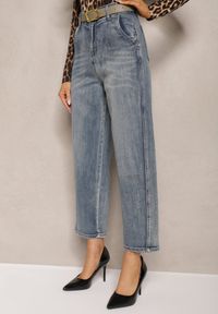 Renee - Jasnoniebieskie Bawełniane Jeansy High Waist o Kroju Boyfriend z Dodatkowym Paskiem Attenise. Okazja: na co dzień. Stan: podwyższony. Kolor: niebieski. Długość: długie. Styl: klasyczny, casual, elegancki