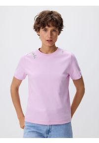 Reserved - T-shirt z haftem - lawendowy. Kolor: fioletowy. Materiał: dzianina, bawełna. Wzór: haft