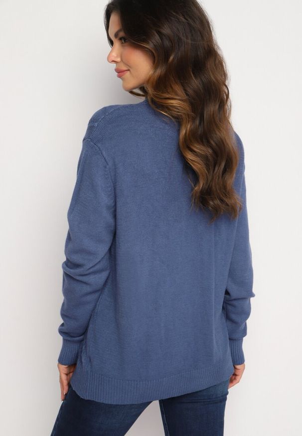 Born2be - Niebieski Kardigan z Bawełną Kieszeniami i Tłoczeniami Mevalee. Okazja: na co dzień. Kolor: niebieski. Materiał: bawełna. Długość rękawa: długi rękaw. Długość: długie. Wzór: aplikacja. Sezon: wiosna, jesień. Styl: casual, elegancki, klasyczny