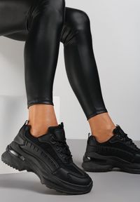 Renee - Czarne Sneakersy Brethose. Nosek buta: okrągły. Zapięcie: sznurówki. Kolor: czarny. Szerokość cholewki: normalna. Wzór: aplikacja