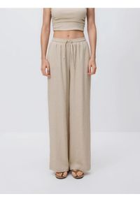 Reserved - Spodnie ze strukturalnej dzianiny - beżowy. Kolor: beżowy. Materiał: dzianina #1