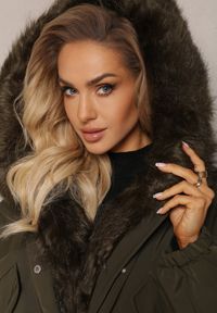 Renee - Ciemnozielona Kurtka Parka Oversize z Futerkiem Horelle. Kolor: zielony. Materiał: futro. Długość rękawa: długi rękaw. Długość: długie. Wzór: jednolity, gładki, aplikacja. Sezon: jesień, zima. Styl: klasyczny #5