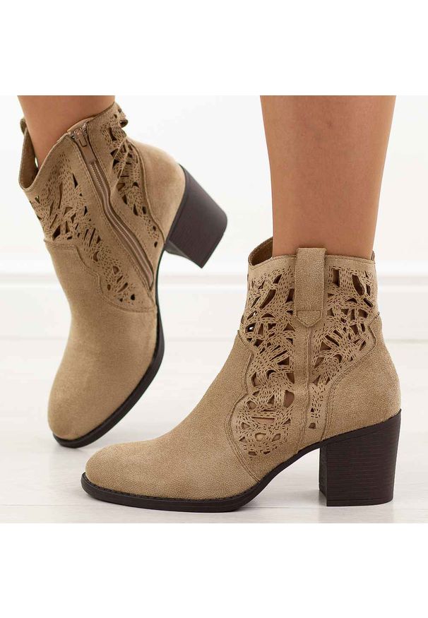 Beżowe botki damskie na słupku M.Daszyński Sa250-5. Okazja: na co dzień. Nosek buta: okrągły. Kolor: beżowy. Szerokość cholewki: normalna. Materiał: zamsz. Sezon: wiosna, jesień, lato. Obcas: na słupku. Styl: casual, elegancki, boho, klasyczny. Wysokość obcasa: średni
