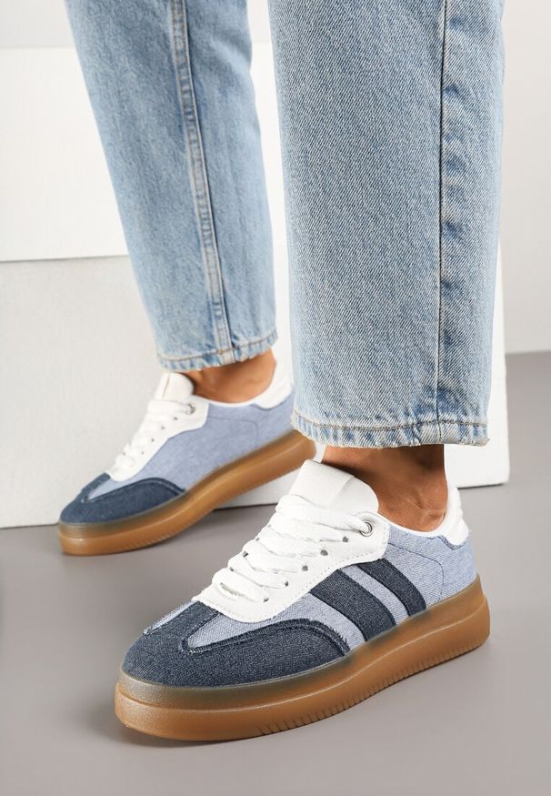 Renee - Niebiesko-Granatowe Sneakersy Tenisówki Ozdobione Paskami Falaviela. Okazja: na co dzień. Zapięcie: pasek. Kolor: niebieski. Materiał: jeans, skóra, materiał. Wzór: aplikacja
