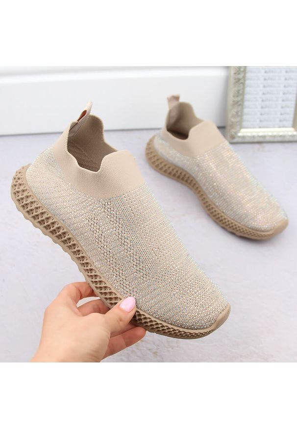 S.Barski - Buty sportowe damskie wsuwane z cyrkoniami beżowe D&A TW121. Okazja: na co dzień. Zapięcie: bez zapięcia. Kolor: beżowy. Materiał: materiał. Szerokość cholewki: normalna
