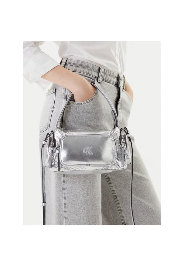 Torebka Calvin Klein. Kolor: srebrny