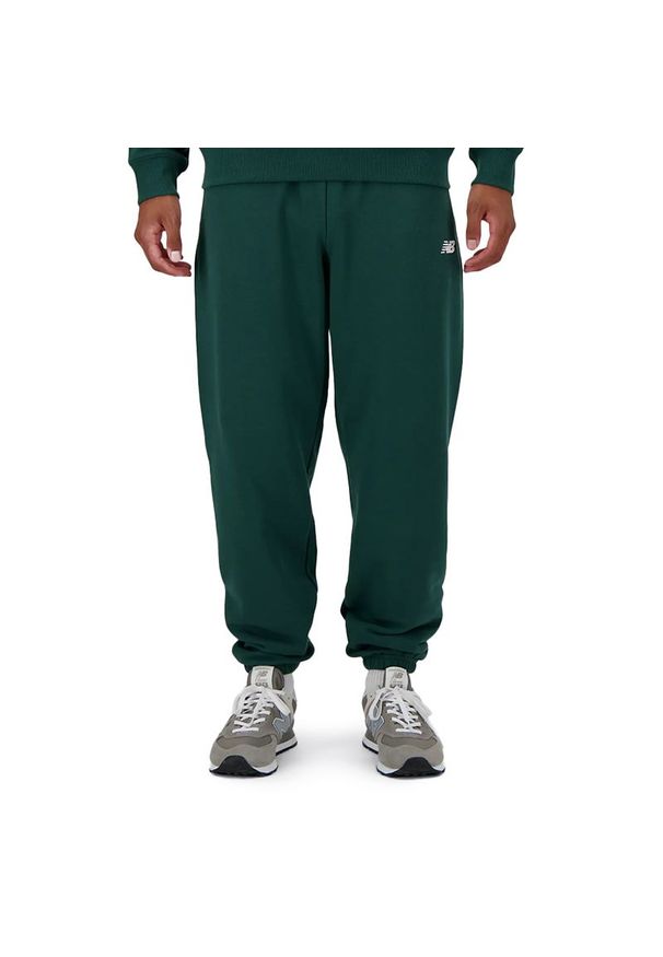 Spodnie New Balance MP41519NWG - zielone. Kolor: zielony. Materiał: poliester, bawełna, dresówka. Wzór: haft