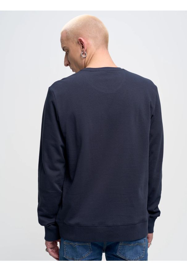 Big-Star - Bluza męska z nadrukiem granatowa Ecodort 403. Okazja: na co dzień. Kolor: niebieski. Materiał: bawełna, denim, dzianina, jeans. Długość rękawa: długi rękaw. Długość: długie. Wzór: nadruk. Styl: klasyczny, elegancki, casual