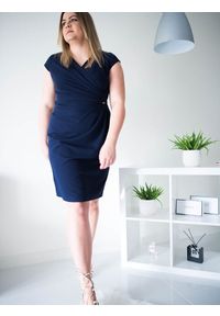 Sukienka Model Oktawia Navy - Jersa. Materiał: elastan. Typ sukienki: dopasowane. Długość: midi
