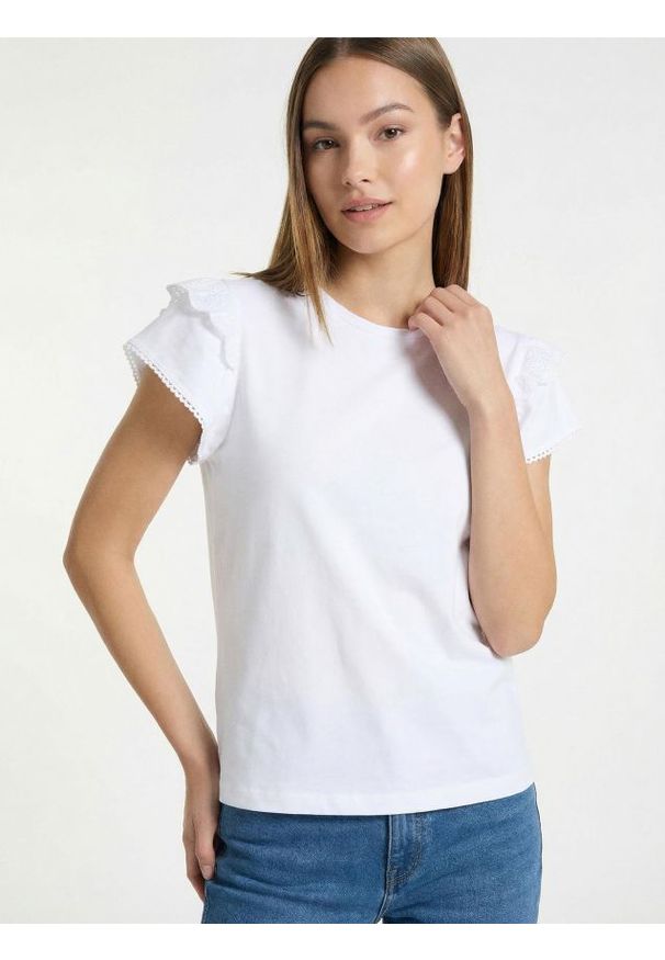 Sinsay - Bawełniana koszulka z ozdobnymi falbankami - biały. Typ kołnierza: kołnierz z falbankami. Kolor: biały. Materiał: bawełna