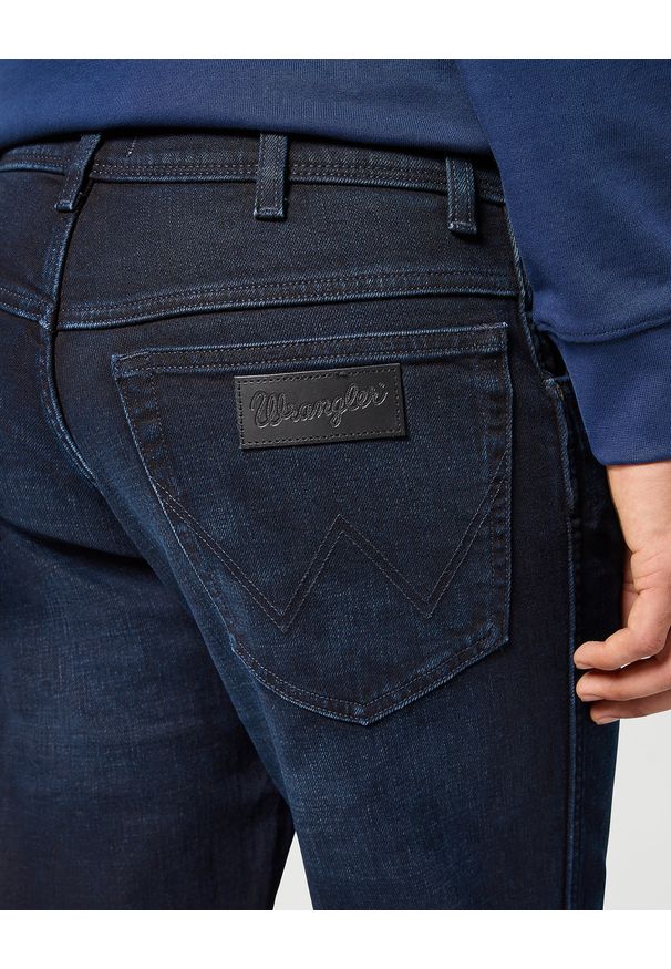 Wrangler - WRANGLER MĘSKIE SPODNIE JEANSOWE TEXAS SLIM DEEP BLUE BLACK 112355027 W12S017421