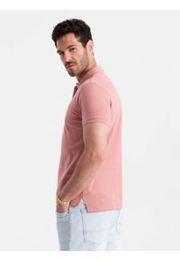 Ombre Clothing - Męska jednokolorowa koszulka polo BASIC z dzianiny pique - ciemnoróżowa V7 OM-POBS-0100 - XXL. Okazja: na co dzień. Typ kołnierza: polo. Kolor: różowy. Materiał: dzianina. Wzór: haft, jednolity, aplikacja. Sezon: lato, wiosna. Styl: sportowy, casual, wizytowy, klasyczny