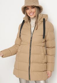 Born2be - Ciemnobeżowa Długa Pikowana Kurtka z Kapturem i Dwustronnym Suwakiem Naorinae. Okazja: na co dzień, do pracy. Typ kołnierza: kaptur. Kolor: beżowy. Materiał: jeans. Długość rękawa: długi rękaw. Długość: długie. Sezon: zima. Styl: casual, elegancki #1