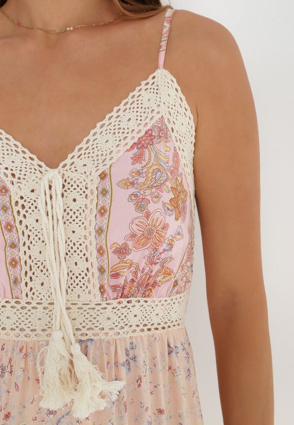 Born2be - Różowa Sukienka Bakrey. Kolor: różowy. Materiał: wiskoza, tkanina, koronka. Długość rękawa: na ramiączkach. Wzór: kwiaty, nadruk, aplikacja. Sezon: lato. Długość: maxi